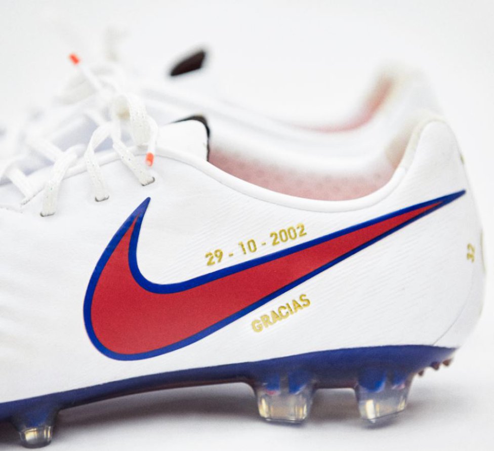 off commemorative Nike boots 