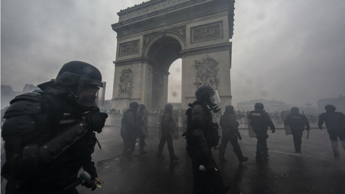 Ligue 1 Psg Montpellier Called Off Over Gilets Jaunes