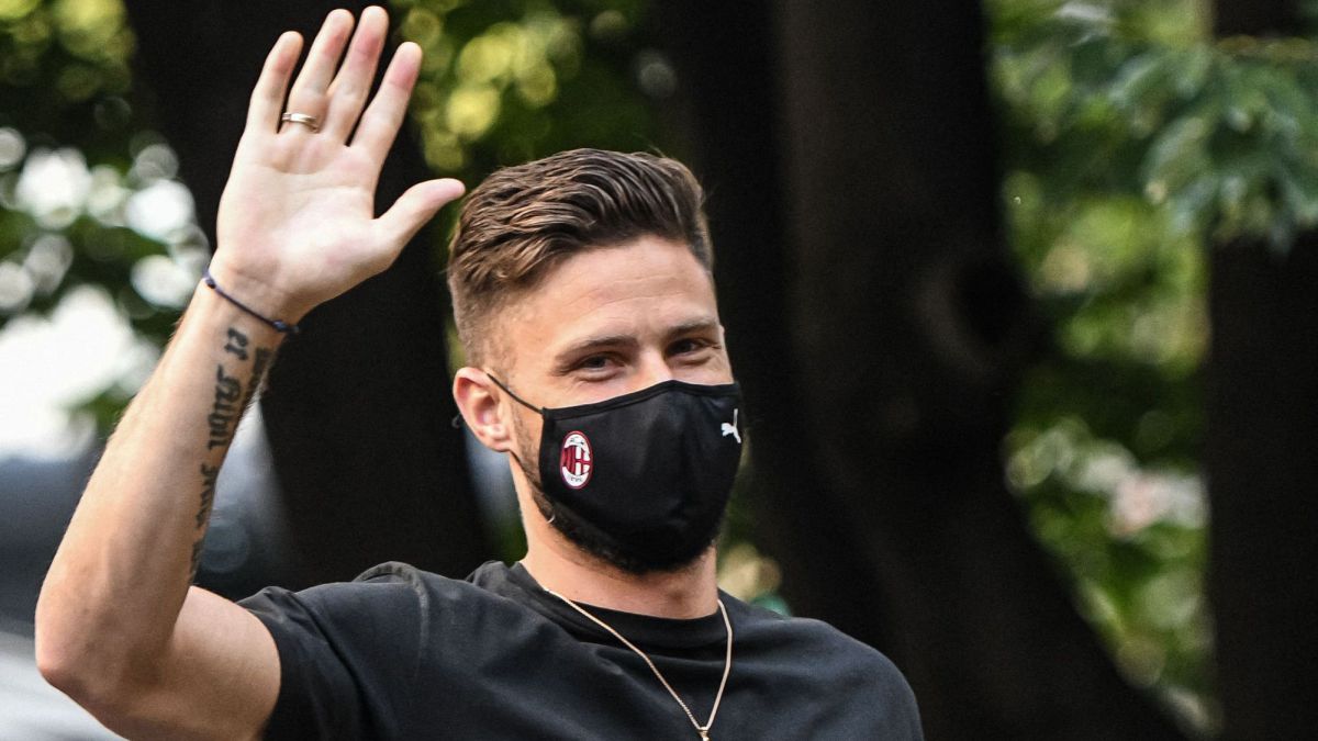 Olivier Giroud Arrives In Milan For Medical As Com